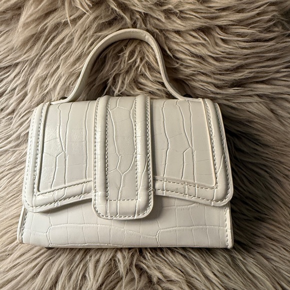 Zara Handbags - Zara Elegant White Croc-Embossed Handbag with chain strap.